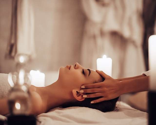 Achtsame Wellness für tiefe Regeneration I WUNDERORTE Achtsame Wellness-Anwendung im Kerzenlicht – ein Retreat für Ruhe und Balance bei WUNDERORTE