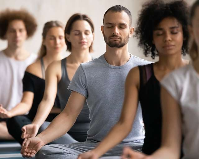 Yoga und Meditation für Achtsamkeit und innere Balance I WUNDERORTE“ Yoga in Achtsamkeit – gemeinsames Üben für innere Ruhe, mentale Stärke und Balance mit WUNDERORTE