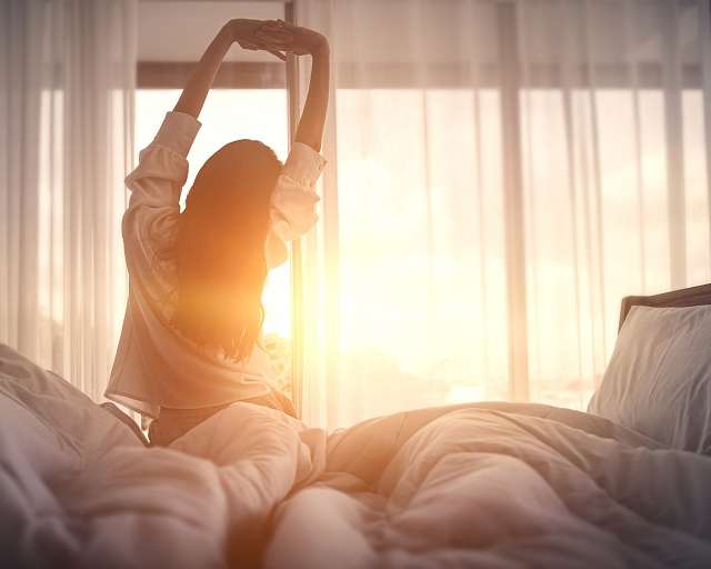 Wohlfühlmomente ab dem ersten Sonnenstrahl – Wellness und Auszeit für Körper und Seele I WUNDERORTE Eine Frau blickt in die Sonne – Wohlfühlmomente ab dem ersten Sonnenstrahl, Wellness und Auszeit für Körper und Seele I WUNDERORTE