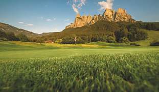 dolomiten-wellness-hotel-suite-golfplatz-suedtirol