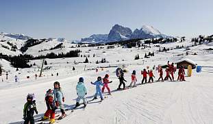 winterferien-familienurlaub-suedtirol-ferienhotel-skikurs