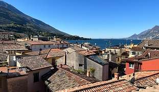 ferienwohnung-malcesine-buchendachterrasse-restaurant-abendessen-gardasee-malcesine-gardasee