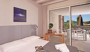 seeblick-schlafzimmer-wellness-ressort-gardasee-buchen